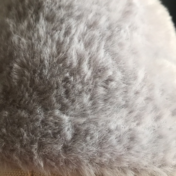 NWT Gray faux fur elegant winter scarf monochromatic quiet luxury old money OS - Picture 4 of 9